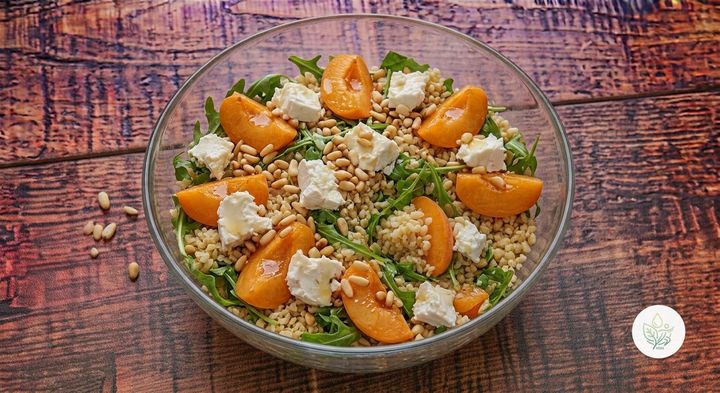 Ensalada de Bulgur con Rúcula, Albaricoque y Queso de Cabra
